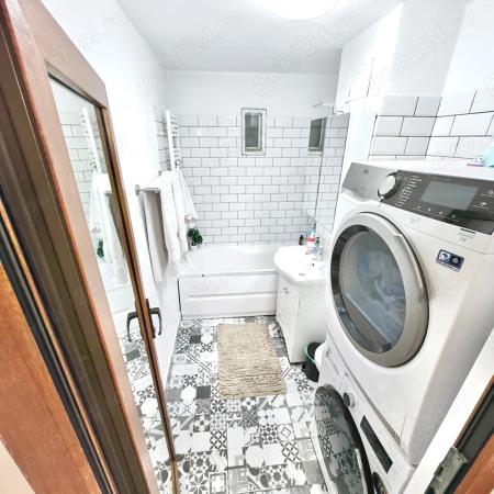 De vanzare  3 camere(65mp), decomandat si mobilat complet plus boxa generoasa
