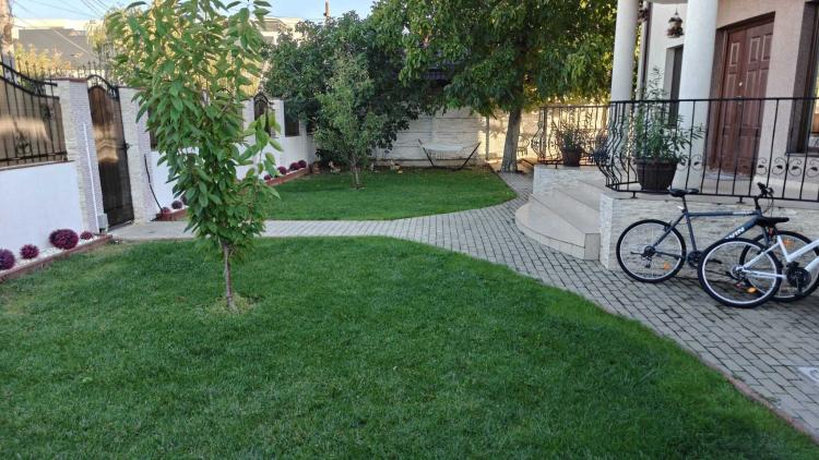 Vila cu piscina, terasa si curte generoasa - Bucuresti/Colentina