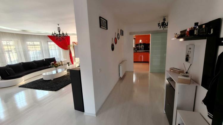 Vila cu piscina, terasa si curte generoasa - Bucuresti/Colentina