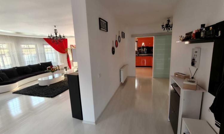 Vila cu piscina, terasa si curte generoasa - Bucuresti/Colentina
