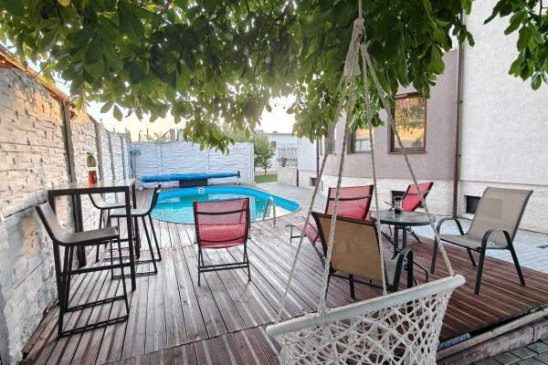 Vila cu piscina, terasa si curte generoasa - Bucuresti/Colentina