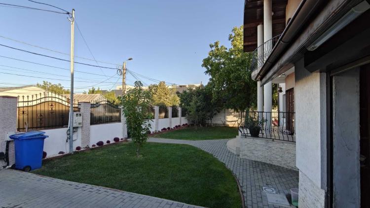 Vila cu piscina, terasa si curte generoasa - Bucuresti/Colentina