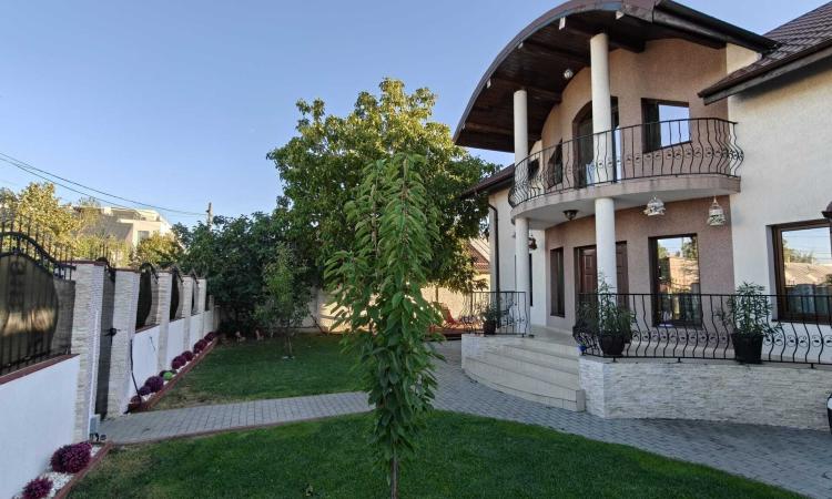 Vila cu piscina, terasa si curte generoasa - Bucuresti/Colentina