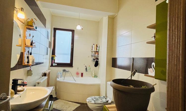 Apartament 2 camere, 64 mp utili, 2 balcoane, loc de parcare disponibil