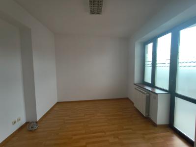 Apartament cu 3 camere, 80 mp, nemobilat - pentru birouri - Zona Piața Dorobanți