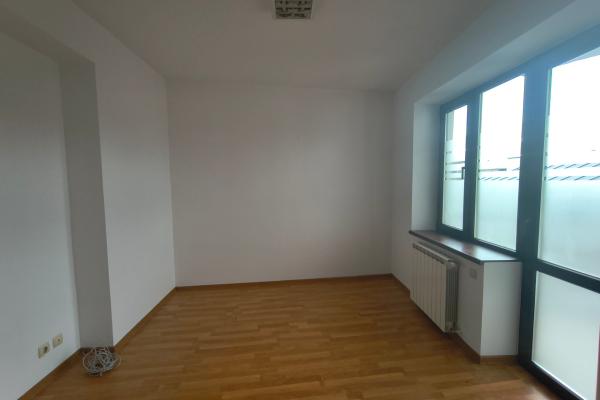 Apartament cu 3 camere, 80 mp, nemobilat - pentru birouri - Zona Piața Dorobanți