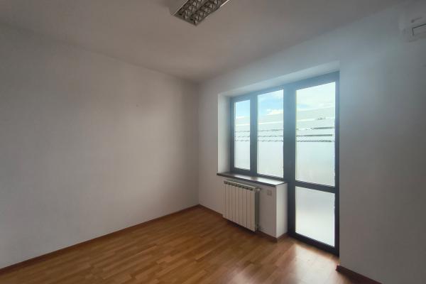 Apartament cu 3 camere, 80 mp, nemobilat - pentru birouri - Zona Piața Dorobanți