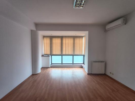 Apartament cu 3 camere, 80 mp, nemobilat - pentru birouri - Zona Piața Dorobanți