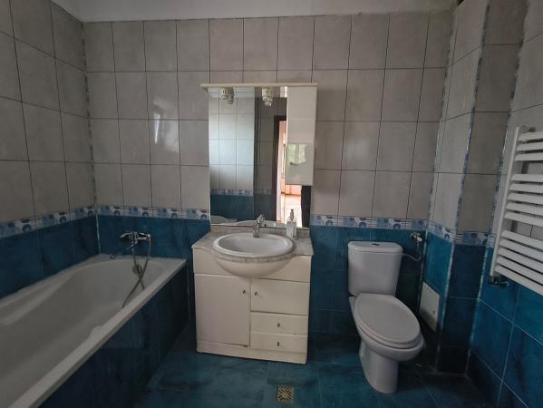 Apartament cu 3 camere, 80 mp, nemobilat - pentru birouri - Zona Piața Dorobanți