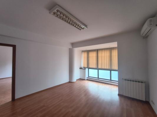 Apartament cu 3 camere, 80 mp, nemobilat - pentru birouri - Zona Piața Dorobanți