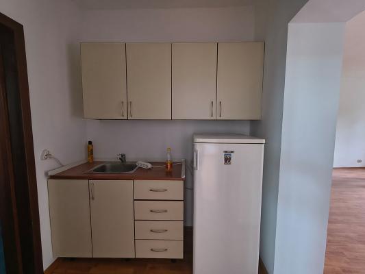 Apartament cu 3 camere, 80 mp, nemobilat - pentru birouri - Zona Piața Dorobanți
