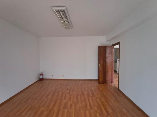 Apartament cu 3 camere, 80 mp, nemobilat - pentru birouri - Zona Piața Dorobanți