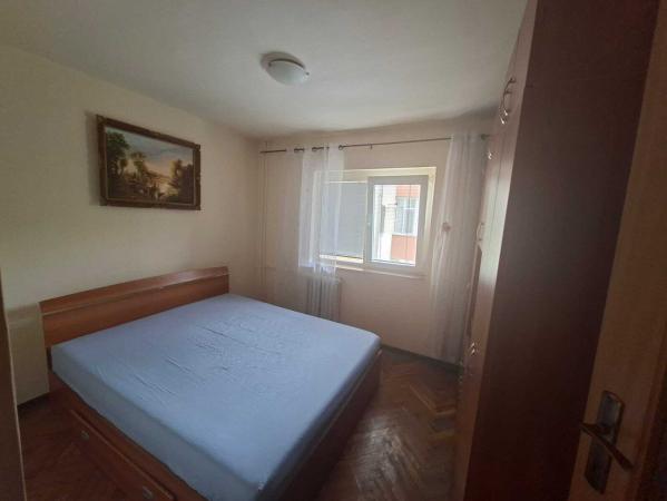 Apartament cu 2 camere, semidecomandat, 52 mp, etaj 1 – Zona Stadion Dan Păltinișanu