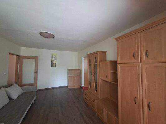Apartament cu 2 camere, semidecomandat, 52 mp, etaj 1 – Zona Stadion Dan Păltinișanu