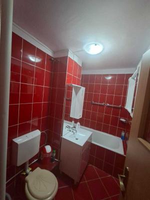 Apartament cu 2 camere, semidecomandat, 52 mp, etaj 1 – Zona Stadion Dan Păltinișanu