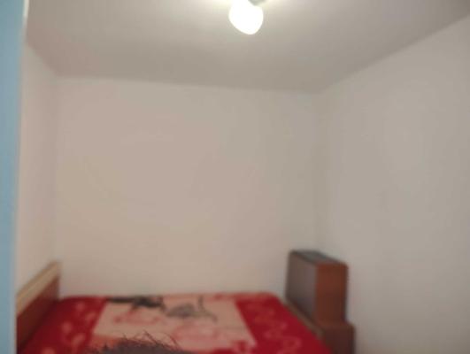 Se oferă spre vânzare un apartament cu 2 camere, situat în zona Șagului, pe strada Iris, la etajul 2