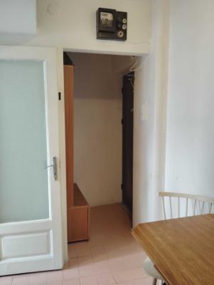 Se oferă spre vânzare un apartament cu 2 camere, situat în zona Șagului, pe strada Iris, la etajul 2