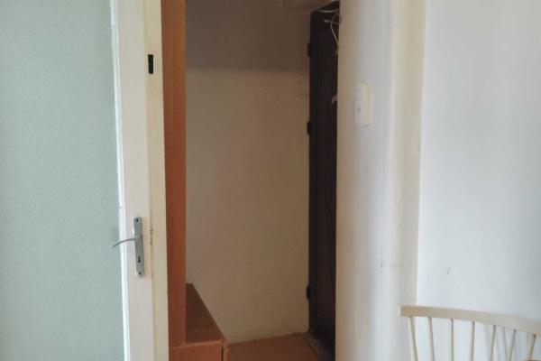 Se oferă spre vânzare un apartament cu 2 camere, situat în zona Șagului, pe strada Iris, la etajul 2