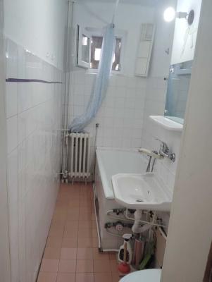 Se oferă spre vânzare un apartament cu 2 camere, situat în zona Șagului, pe strada Iris, la etajul 2