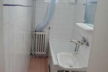 Se oferă spre vânzare un apartament cu 2 camere, situat în zona Șagului, pe strada Iris, la etajul 2