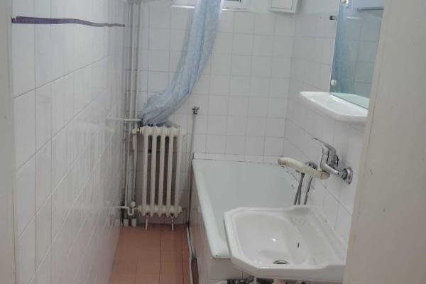 Se oferă spre vânzare un apartament cu 2 camere, situat în zona Șagului, pe strada Iris, la etajul 2