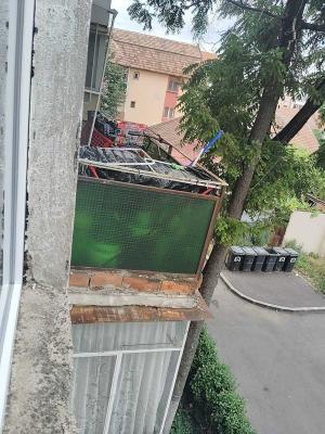 Se oferă spre vânzare un apartament cu 2 camere, situat în zona Șagului, pe strada Iris, la etajul 2