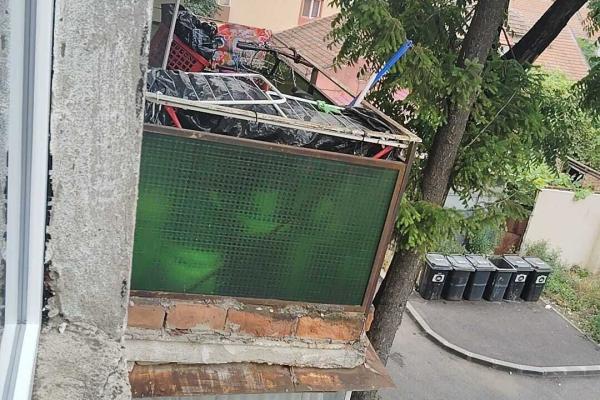 Se oferă spre vânzare un apartament cu 2 camere, situat în zona Șagului, pe strada Iris, la etajul 2