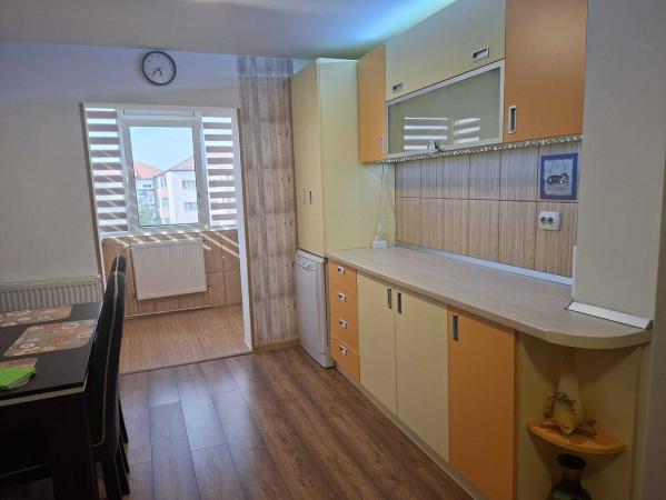 Apartament 2 camere decomandat de vânzare – Zonă Lidl, Str. Mureș | Complet mobilat și utilat | Bloc anvelopat