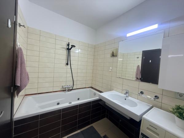 Apartament 2 camere de închiriat + loc de parcare Asmita Gardens