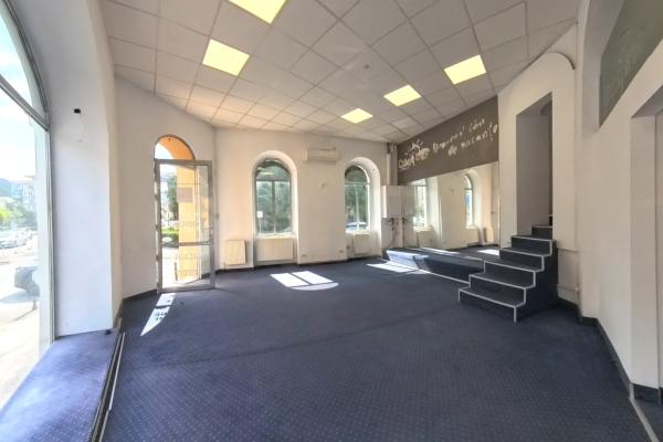 Spatiu comercial Stradal de inchiriat/Centrul Civic Brasov