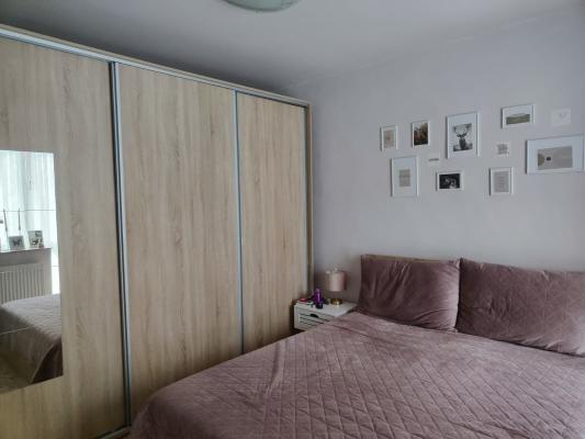 Vă propun spre vânzare un apartament cu 3 camere, situat în zona Dambovita