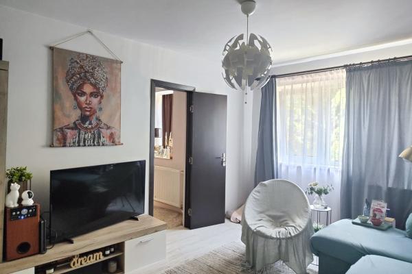 Vă propun spre vânzare un apartament cu 3 camere, situat în zona Dambovita