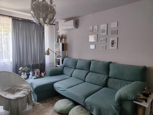 Vă propun spre vânzare un apartament cu 3 camere, situat în zona Dambovita