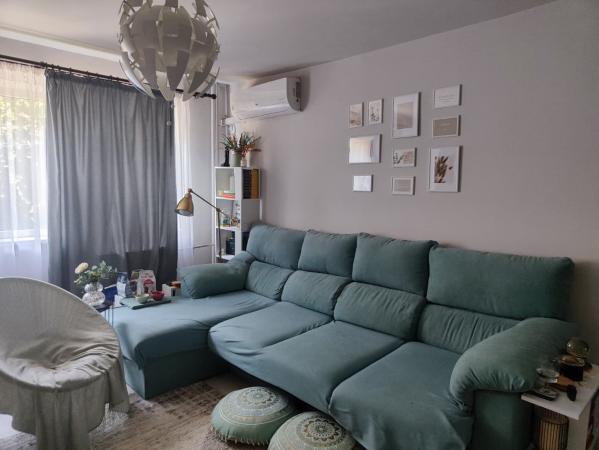 Vă propun spre vânzare un apartament cu 3 camere, situat în zona Dambovita