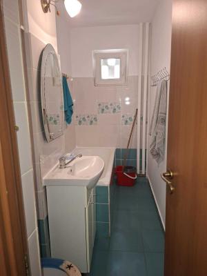 Apartament cu 2 camere, semidecomandat, situat în zona Șagului