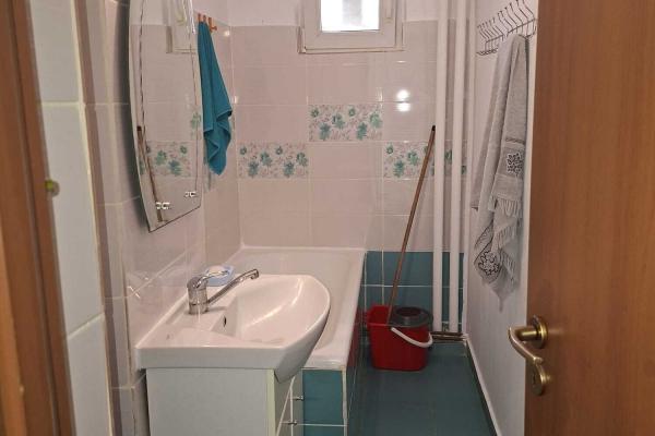 Apartament cu 2 camere, semidecomandat, situat în zona Șagului