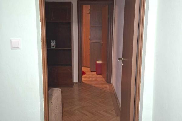 Apartament cu 2 camere, semidecomandat, situat în zona Șagului