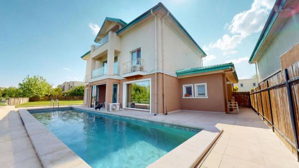 Casă individuală premium pe malul lacului – Cosmopolis