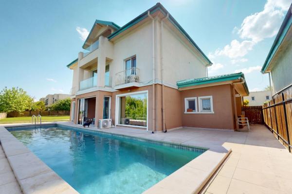 Casă individuală premium pe malul lacului – Cosmopolis