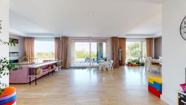 Casă individuală premium pe malul lacului – Cosmopolis