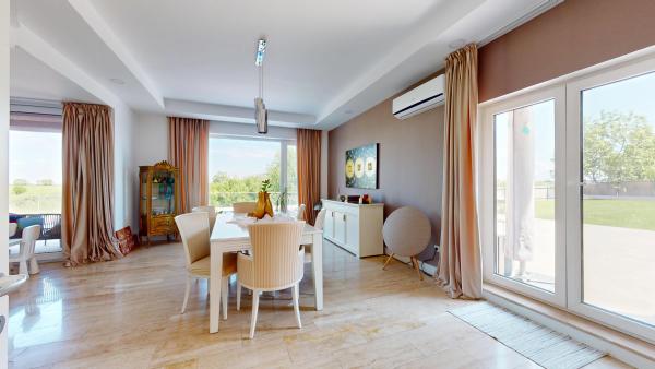 Casă individuală premium pe malul lacului – Cosmopolis