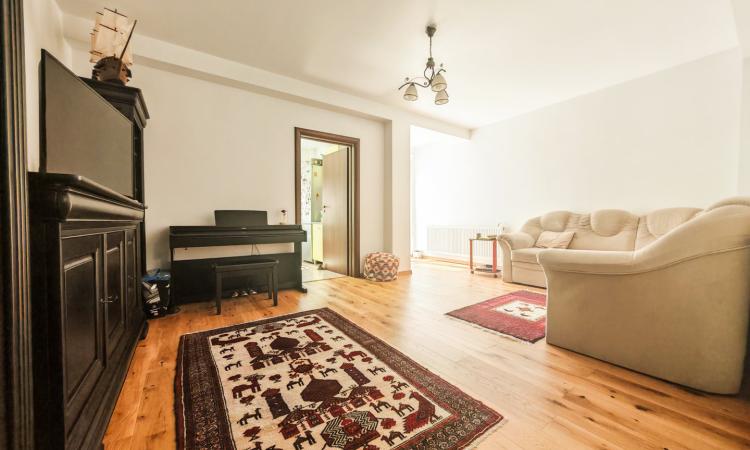 Casa 4 camere si curte generoasa - Ghencea