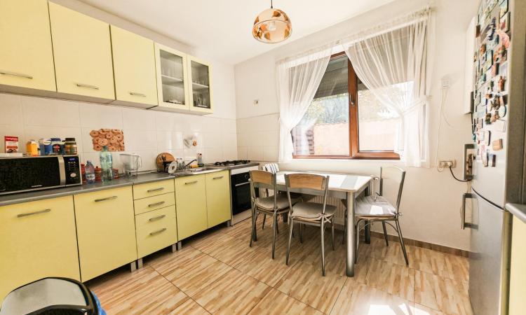 Casa 4 camere si curte generoasa - Ghencea