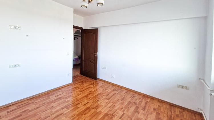 Apartament 3 camere decomandat, bucatarie mobilata si utilata, 79mp