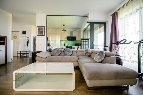 De inchiriat- 2 camere Cloud 9- 61 mp decomandat +loc parcare subteran